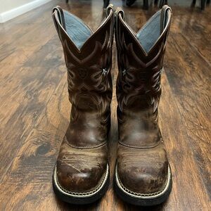 Women’s cowgirl boots. 👢